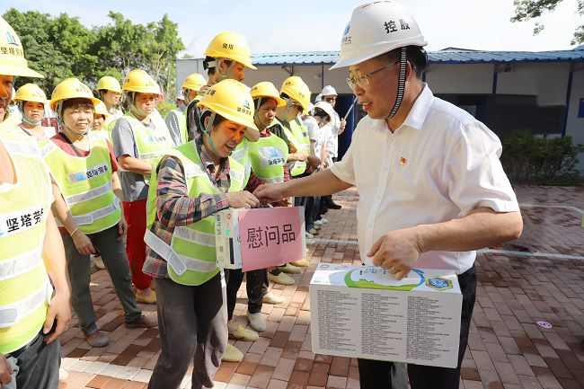 給農民工送慰問品（修）.jpg